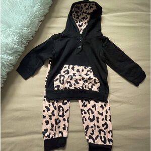 🛍️ 3 for $12 NEW! Toddler two-piece leopard print hoodie set with pockets! NWT